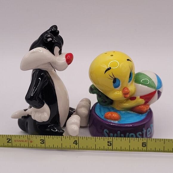 Looney Toons "Tweety in Sylvester's Bowl" Salt & Pepper Shakers Magnetic - Picture 5 of 5